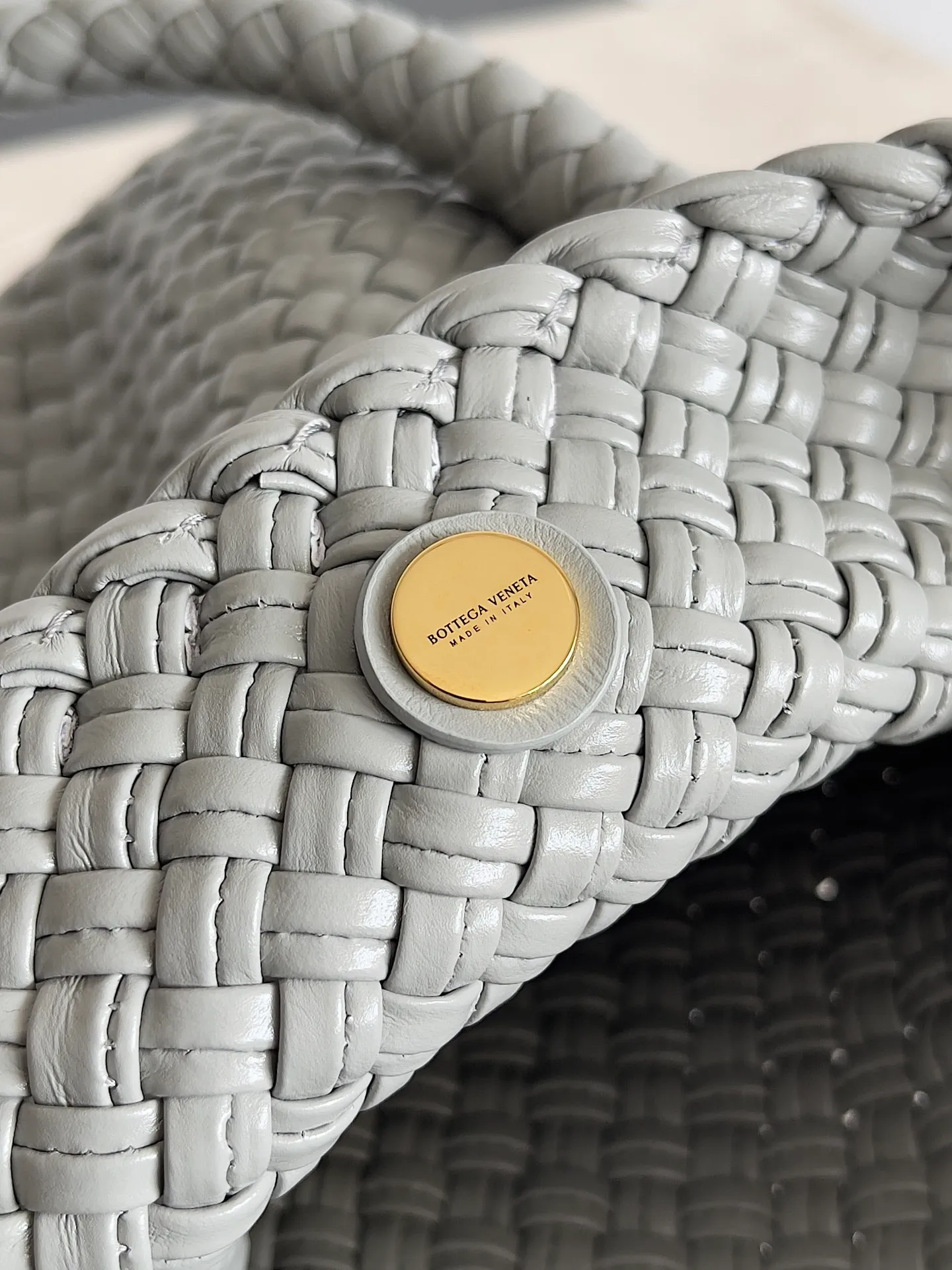 Batch 5960 BV collectible small woven handbags are really YYDS!! Bottega Veneta’s most classic small woven handbags are back! ! Dalmatian stone is more noble. We use the highest quality leather with the highest craftsmanship to create the most precious works. We have created the original Intrecciato leather weaving process. This unique traditional exclusive leather weaving method has not only become our logo, but also reflects the time-consuming and labor-intensive craftsmanship of our products. ❤️ The new TOSCA handbag It must be a selection worth collecting🆕⚠️⚠️Baby, gold balls, malachite, pearls, spotted stones can be sold individually and can be assembled by yourself. Style number: 716974 Size: 27*9*18cm